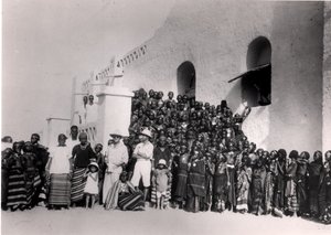 Fiatal lányok csoportja a Filinge-i rezidencia előtt Nyamey mellett, Nigerben, 1929